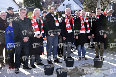 Grundsteinlegung einer Gedenkvitrine für die Opfer des Flugzeugunglücks vor 62 Jahren in München