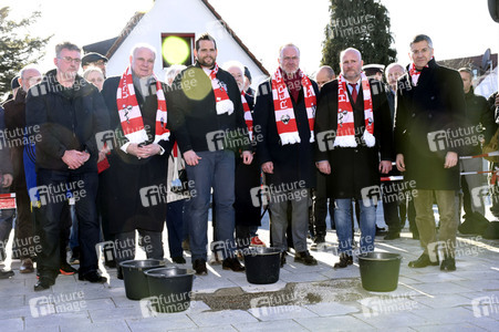 Grundsteinlegung einer Gedenkvitrine für die Opfer des Flugzeugunglücks vor 62 Jahren in München