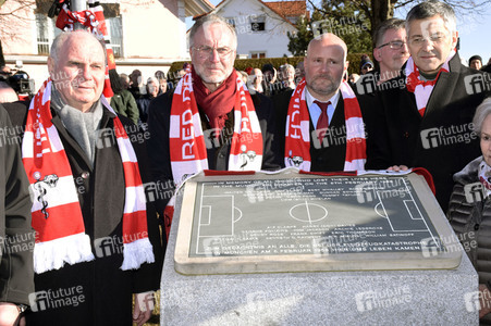 Grundsteinlegung einer Gedenkvitrine für die Opfer des Flugzeugunglücks vor 62 Jahren in München