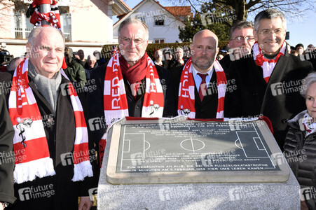 Grundsteinlegung einer Gedenkvitrine für die Opfer des Flugzeugunglücks vor 62 Jahren in München