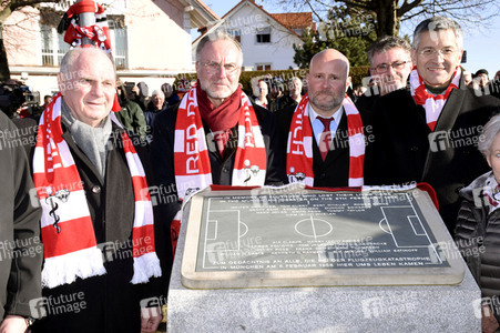 Grundsteinlegung einer Gedenkvitrine für die Opfer des Flugzeugunglücks vor 62 Jahren in München