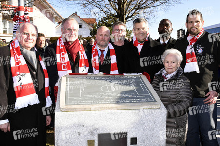 Grundsteinlegung einer Gedenkvitrine für die Opfer des Flugzeugunglücks vor 62 Jahren in München
