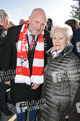 Grundsteinlegung einer Gedenkvitrine für die Opfer des Flugzeugunglücks vor 62 Jahren in München