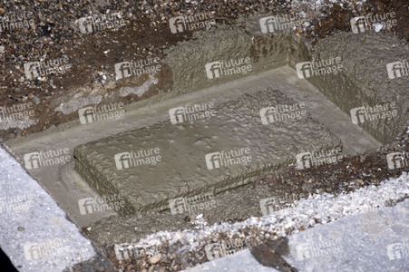 Grundsteinlegung einer Gedenkvitrine für die Opfer des Flugzeugunglücks vor 62 Jahren in München
