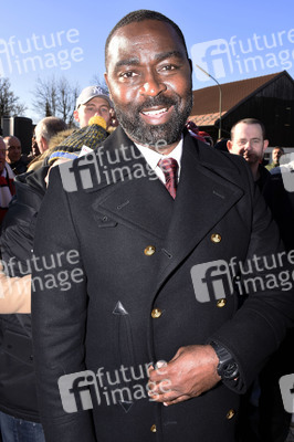 Grundsteinlegung einer Gedenkvitrine für die Opfer des Flugzeugunglücks vor 62 Jahren in München