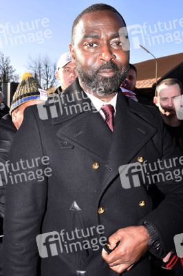 Grundsteinlegung einer Gedenkvitrine für die Opfer des Flugzeugunglücks vor 62 Jahren in München