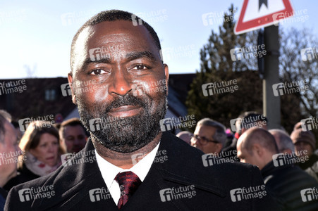 Grundsteinlegung einer Gedenkvitrine für die Opfer des Flugzeugunglücks vor 62 Jahren in München