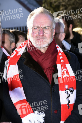 Grundsteinlegung einer Gedenkvitrine für die Opfer des Flugzeugunglücks vor 62 Jahren in München