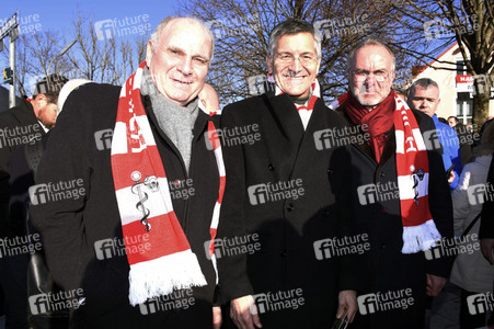 Grundsteinlegung einer Gedenkvitrine für die Opfer des Flugzeugunglücks vor 62 Jahren in München