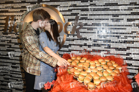 Timur Bartels verteilt größten Herz-Burger in Berlin