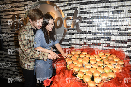 Timur Bartels verteilt größten Herz-Burger in Berlin