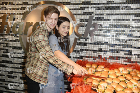 Timur Bartels verteilt größten Herz-Burger in Berlin