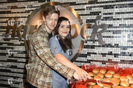 Timur Bartels verteilt größten Herz-Burger in Berlin