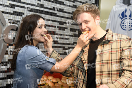 Timur Bartels verteilt größten Herz-Burger in Berlin