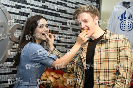 Timur Bartels verteilt größten Herz-Burger in Berlin