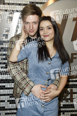 Timur Bartels verteilt größten Herz-Burger in Berlin