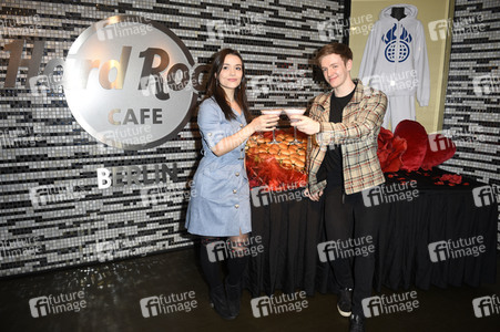 Timur Bartels verteilt größten Herz-Burger in Berlin