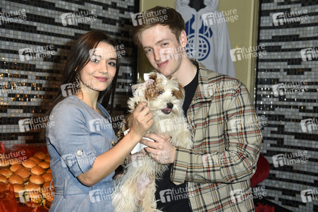 Timur Bartels verteilt größten Herz-Burger in Berlin