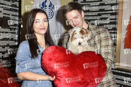 Timur Bartels verteilt größten Herz-Burger in Berlin