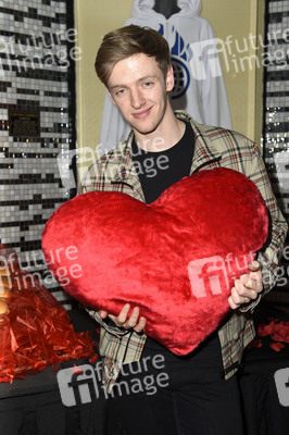 Timur Bartels verteilt größten Herz-Burger in Berlin