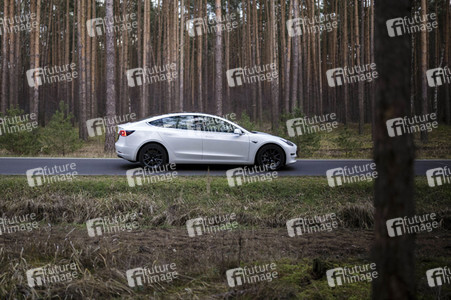 Ein Tesla Model 3 in Grünheide
