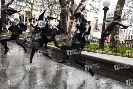 Launch des 'Scenes in the Square' Statuen-Weg in London