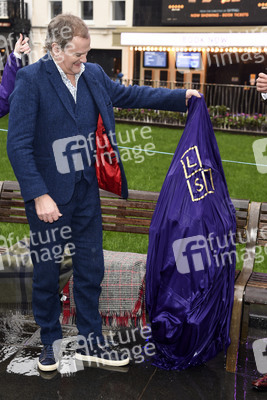 Launch des 'Scenes in the Square' Statuen-Weg in London