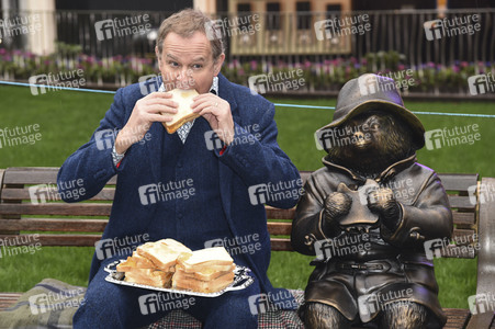 Launch des 'Scenes in the Square' Statuen-Weg in London