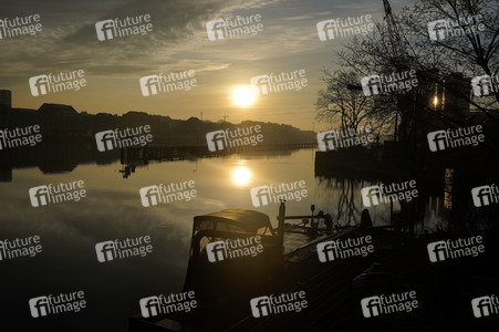 Sonnenaufgang am Osthafen in Berlin