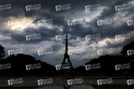 Symbolfoto Coronamaßnahmen in Paris