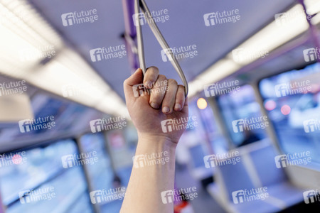 Symbolfoto Infektionsgefahr in Bahnen