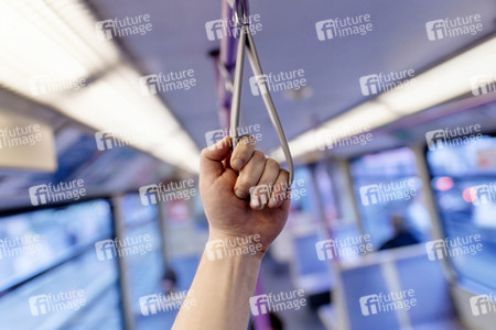 Symbolfoto Infektionsgefahr in Bahnen