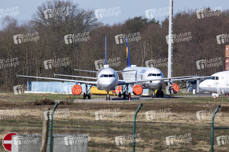 Abgestellte Flugzeuge am Flughafen Köln/Bonn