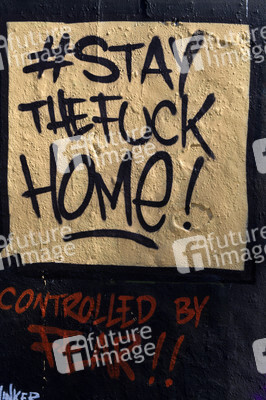 Graffitis zur Coronakrise im Mauerpark in Berlin