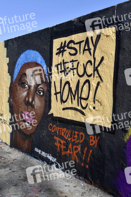 Graffitis zur Coronakrise im Mauerpark in Berlin