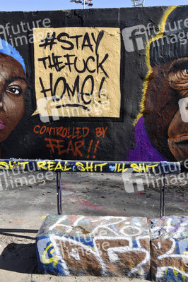 Graffitis zur Coronakrise im Mauerpark in Berlin