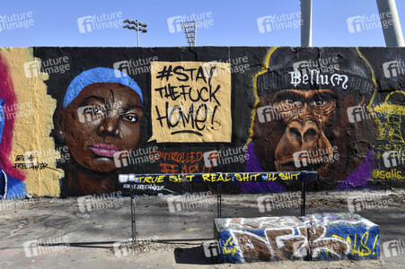Graffitis zur Coronakrise im Mauerpark in Berlin