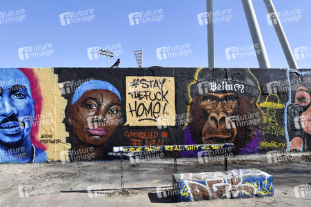 Graffitis zur Coronakrise im Mauerpark in Berlin