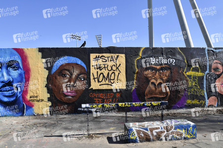 Graffitis zur Coronakrise im Mauerpark in Berlin