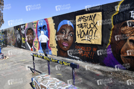 Graffitis zur Coronakrise im Mauerpark in Berlin