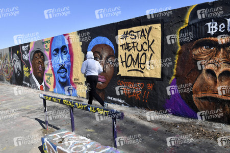 Graffitis zur Coronakrise im Mauerpark in Berlin