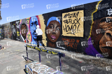 Graffitis zur Coronakrise im Mauerpark in Berlin