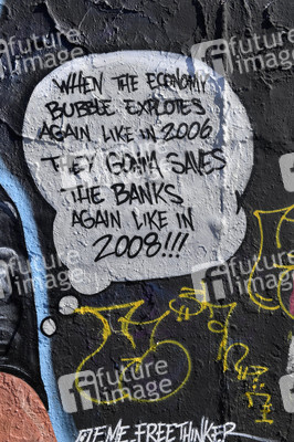 Graffitis zur Coronakrise im Mauerpark in Berlin