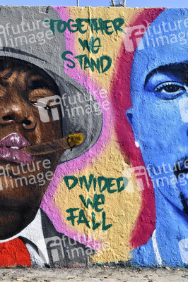 Graffitis zur Coronakrise im Mauerpark in Berlin