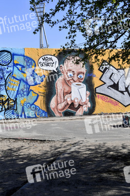 Graffitis zur Coronakrise im Mauerpark in Berlin