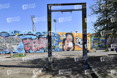 Graffitis zur Coronakrise im Mauerpark in Berlin