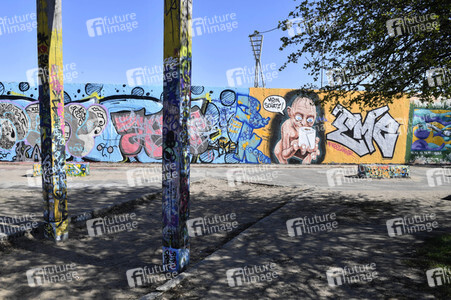Graffitis zur Coronakrise im Mauerpark in Berlin