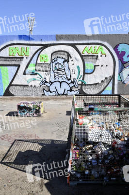 Graffitis zur Coronakrise im Mauerpark in Berlin