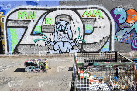 Graffitis zur Coronakrise im Mauerpark in Berlin
