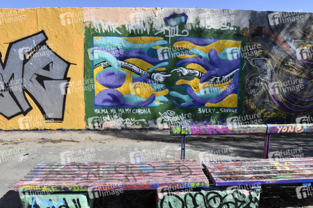 Graffitis zur Coronakrise im Mauerpark in Berlin